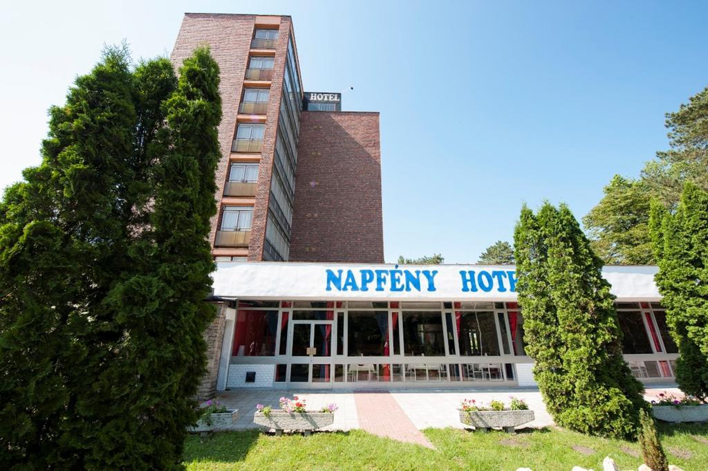 Hotel Napfeny بالاتوليلّي المظهر الخارجي الصورة