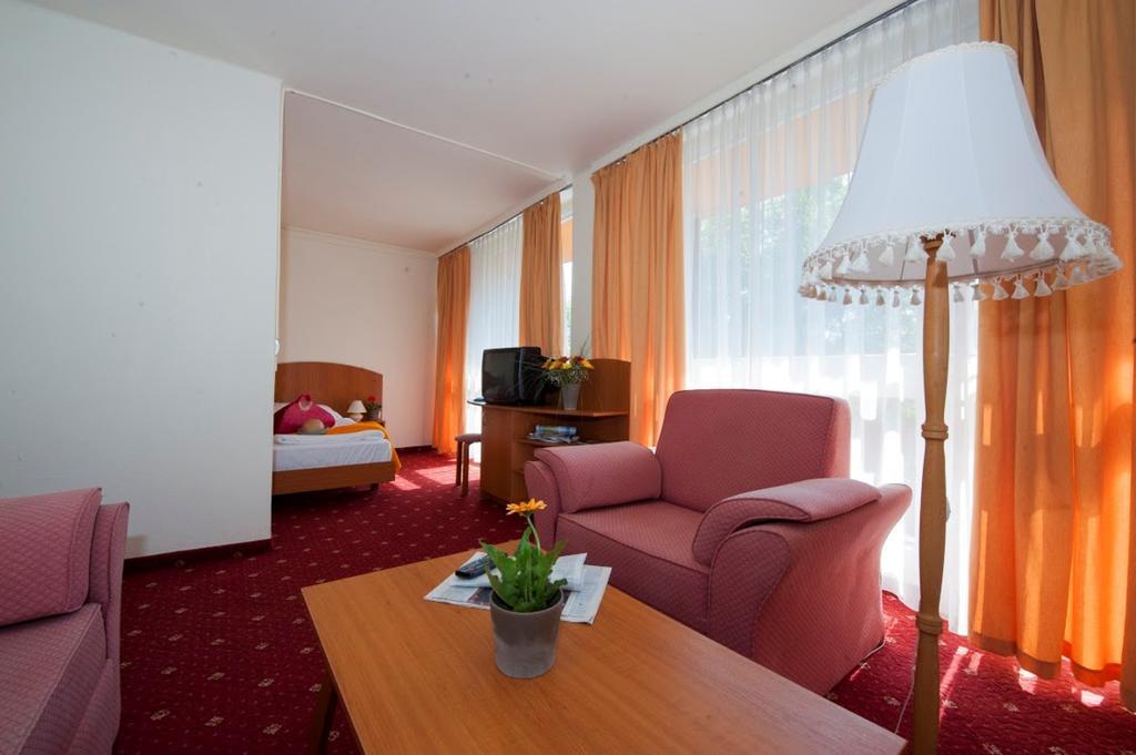 Hotel Napfeny بالاتوليلّي الغرفة الصورة